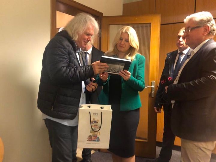 Oblibeny autor, oblibena pani prezidentka Zuzana Caputova a na mou dusi hrdy nakladatel.